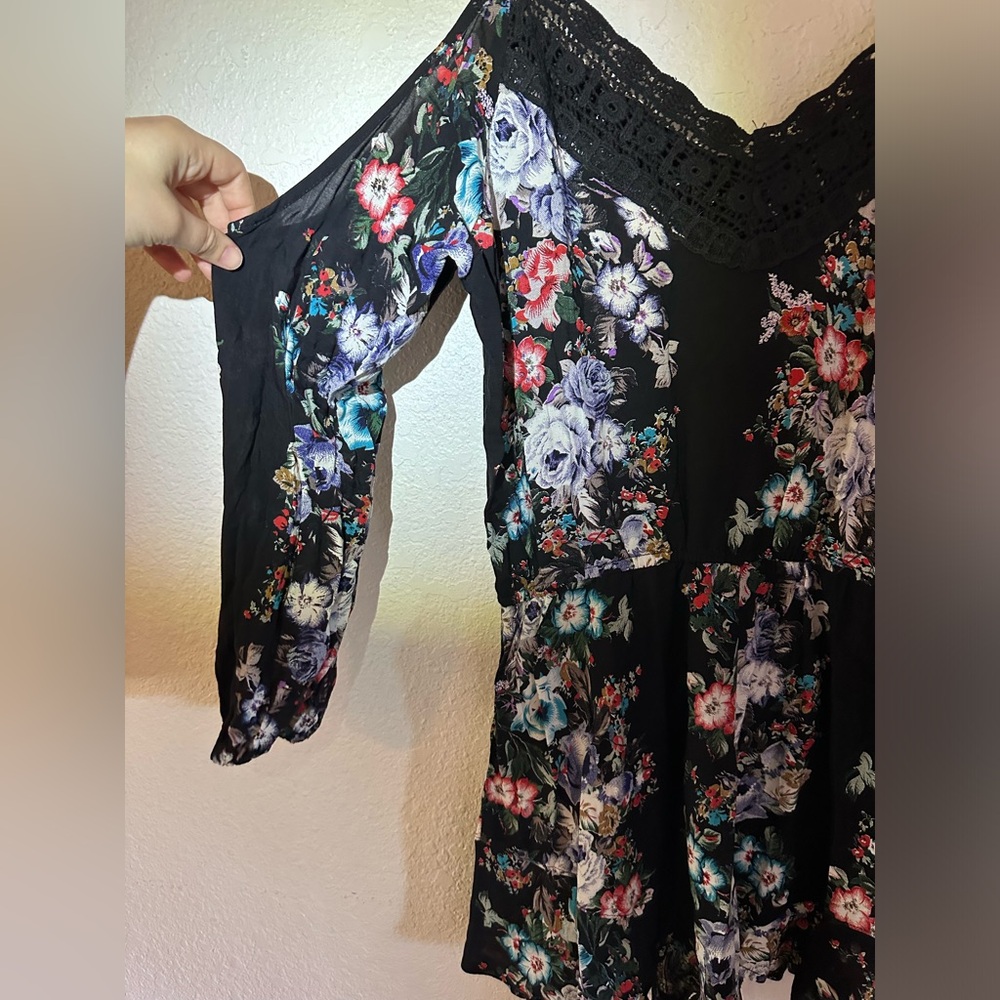Sans Souci Romper, black floral, side sleeves